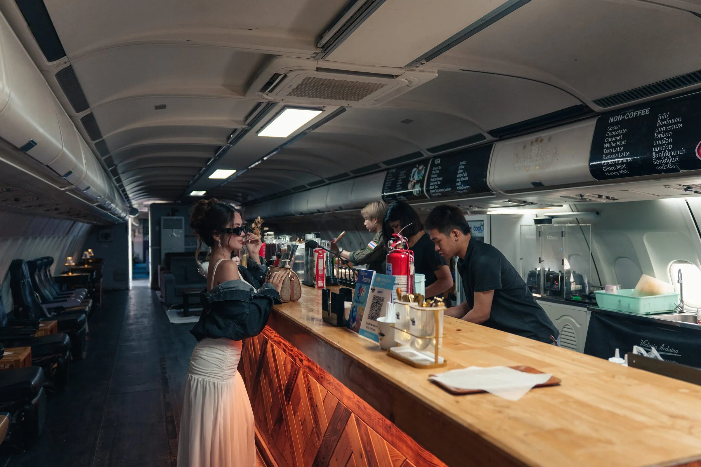 สั่งกาแฟที่บาร์ในเครื่องบิน