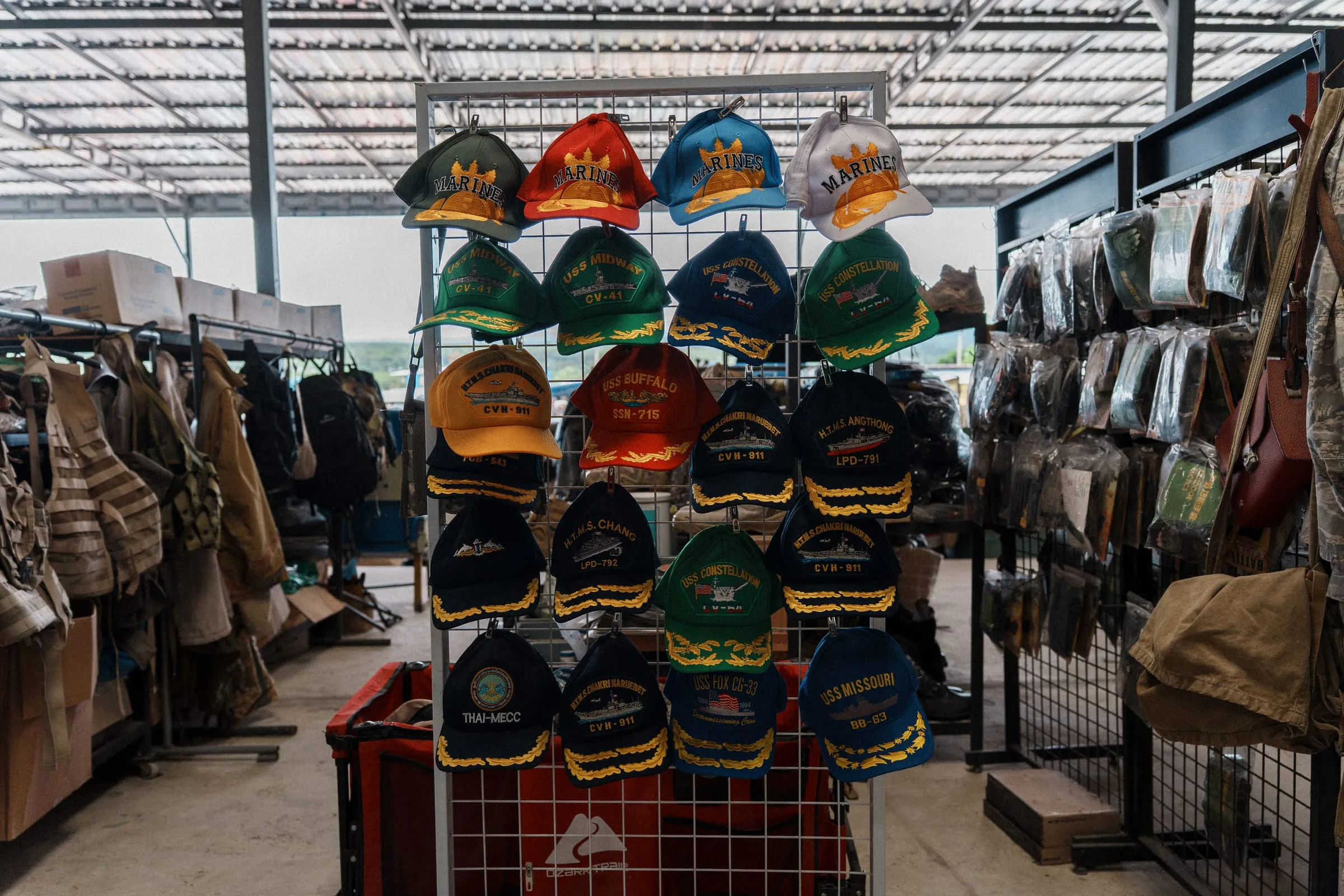 หมวกและเสื้อผ้ายุทธภัณฑ์