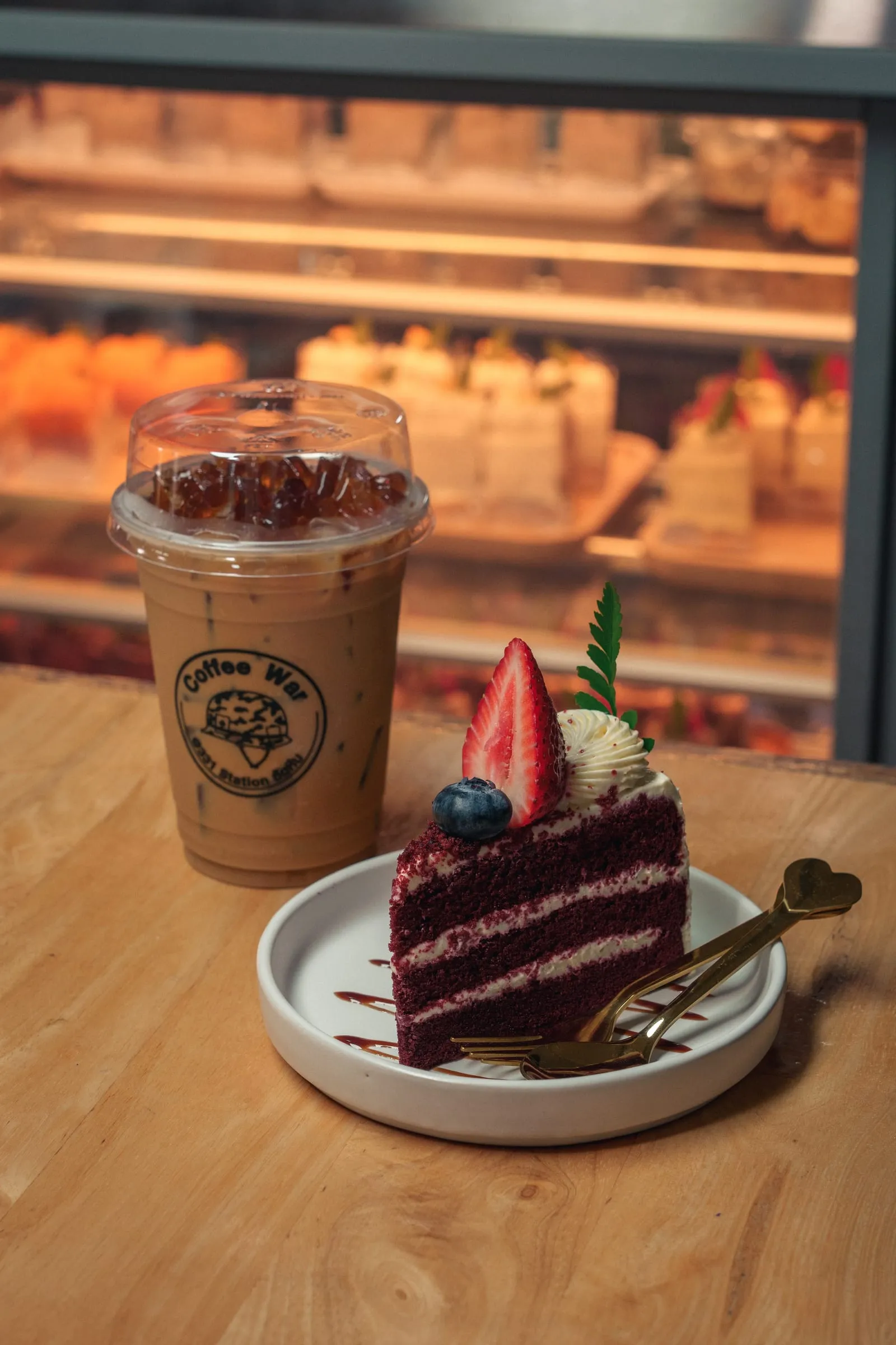 กาแฟเย็นกับเค้กเรดเวลเวท